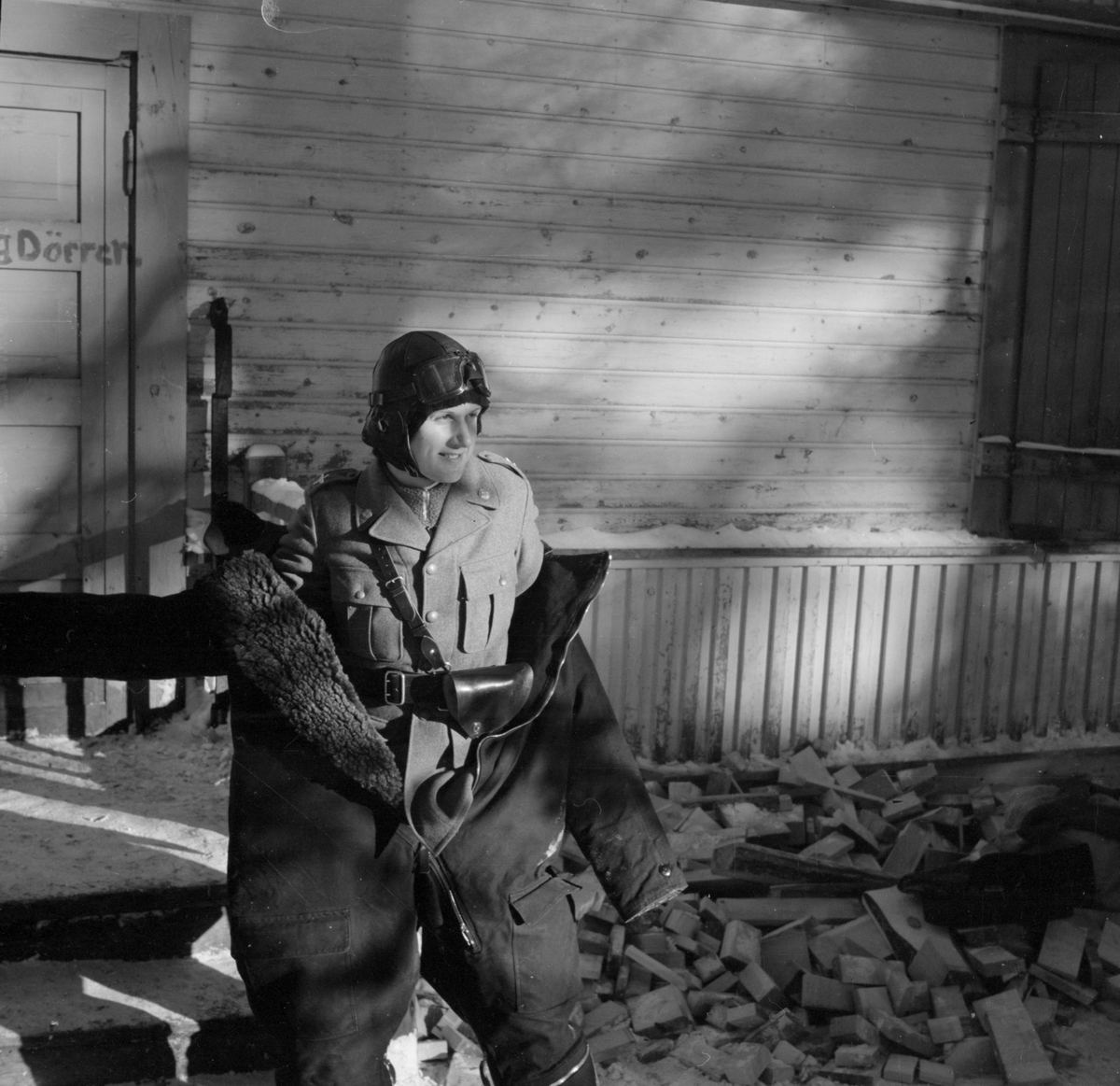 En militär tillhörande Svenska frivilligkåren i Finland, F 19, tar på sig en vinterflygdräkt.