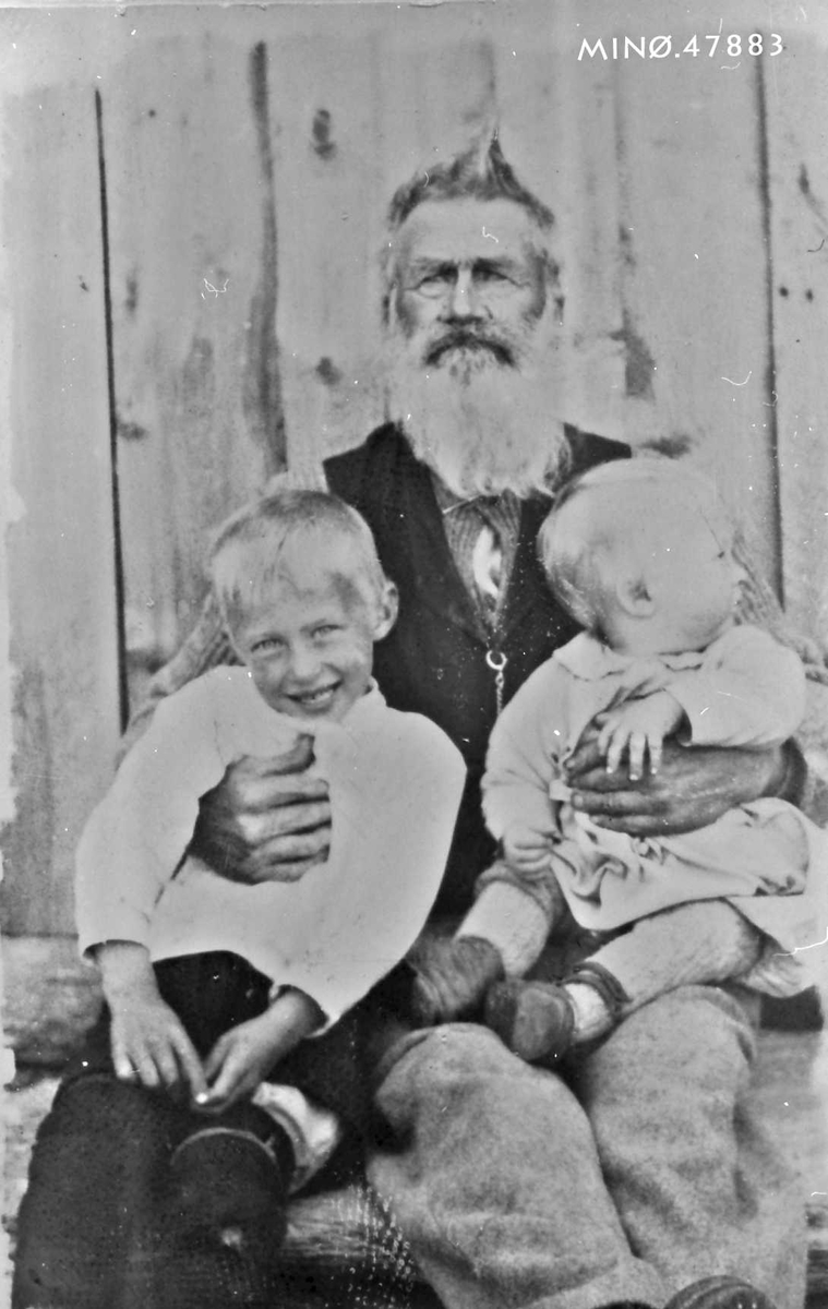 Pål Kvannsletten f. Husom (1841 - 1927), med barnebarna Kåre (t. v. ) f. 1916 og Samuel f. 1920 (t. h. ). 