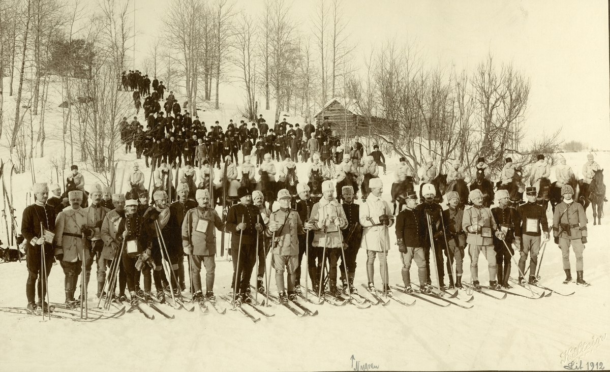 Officerare på skidor och andra på hästar, 1912.