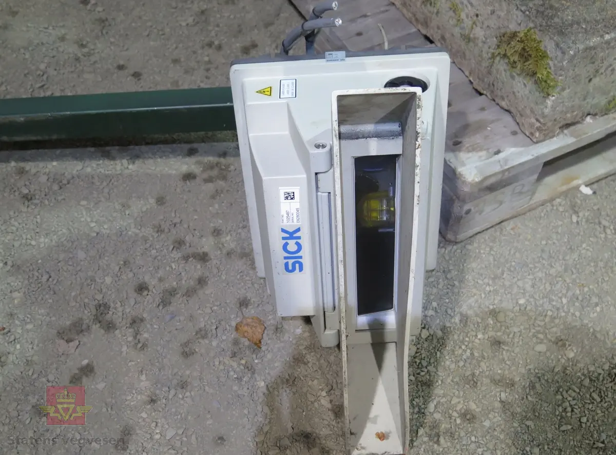 Består av en mendge deler. Hoveddeler er styringsskap, kamerautstyr, skilt og master.