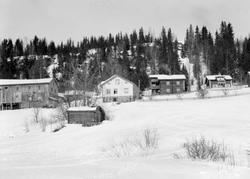 Syljuberget. Mesnali. vinterlandskap med hus. Gårdstun.