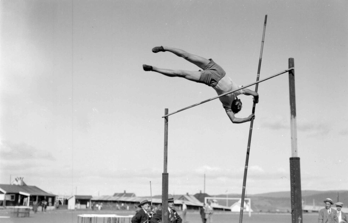 Friidrettsstevne på Gjøvik. Stavhopper.