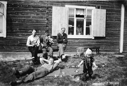 Personer på Nordre Geitryggen. To felespillere. Liggende: Si