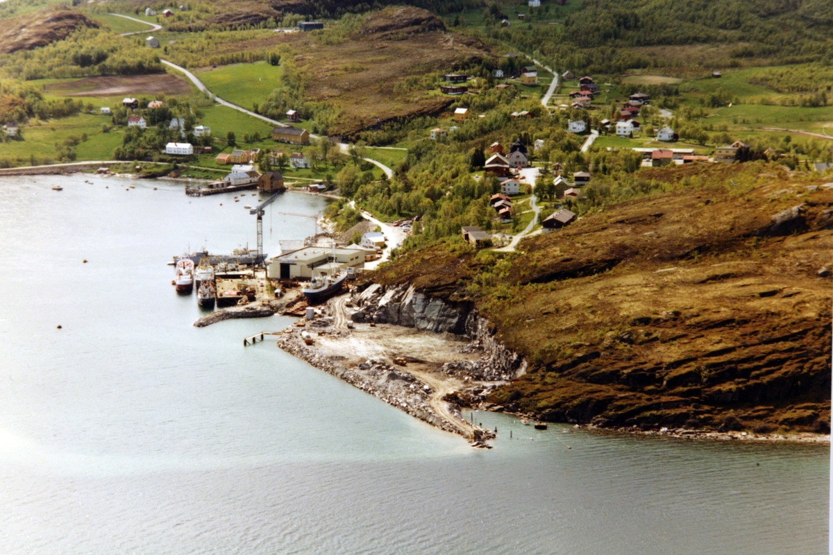 Flyfoto fra Hamnvik. Ibestad mekaniske verksted til venstre for midten av bildet.