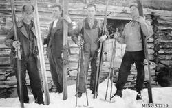 Menn på skitur på Baastaløkksetra i Grimsdalen. Alle har i g