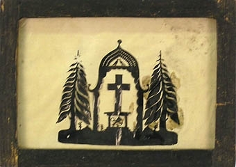 Silhuettklipp i form av ett kapell med kors, omgivet av två träd. Glas och enkel, svartmålad träram. :: Montering/Ram: Monterad i svart ram.
