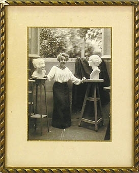 Foto, Agnes de Frumerie mellan två sina skulpturer, inramat.