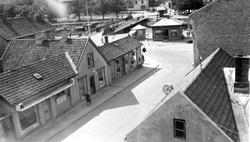 Jeløgata i Moss med Kanalbrua i bakgrunnen. Fiskebasaren og 