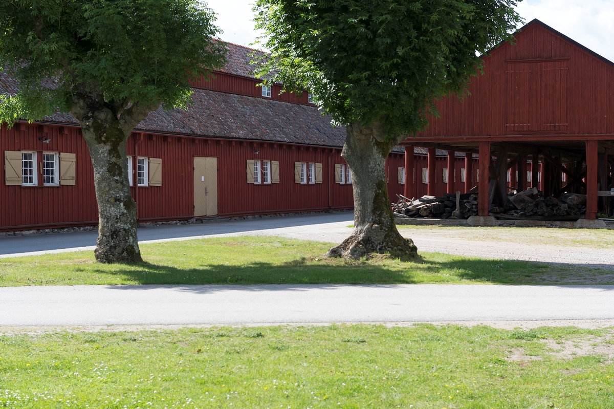 Fotodokumentation av byggnader på Lindholmen i Karlskrona. Till vänster: Repslagarebanan. Till höger: Slitaget byggdes omkring 1850 användes som ett virkesskjul. De runda träpelare ska ha varit utrangerade mastträn. Byggnaden är ca: 96 meter.