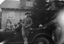 Egil med bil foran hus.