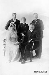 Brudebilde - brudeparet Trondsgård, Mari og Torvald. Bak: Em