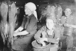 Mjølking - Ingebjørg, Kristine og Jørund Eggen