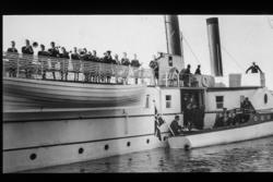 Toftes Gave, Nedre Sund, Helgøya. Gutter går ombord i Kong O