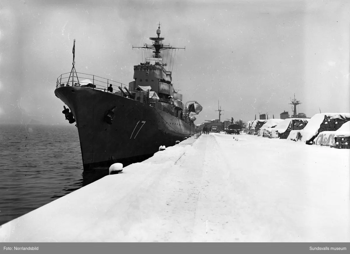 I november 1951 besökte jagarna Uppland och Norrköping Sundsvalls hamn.