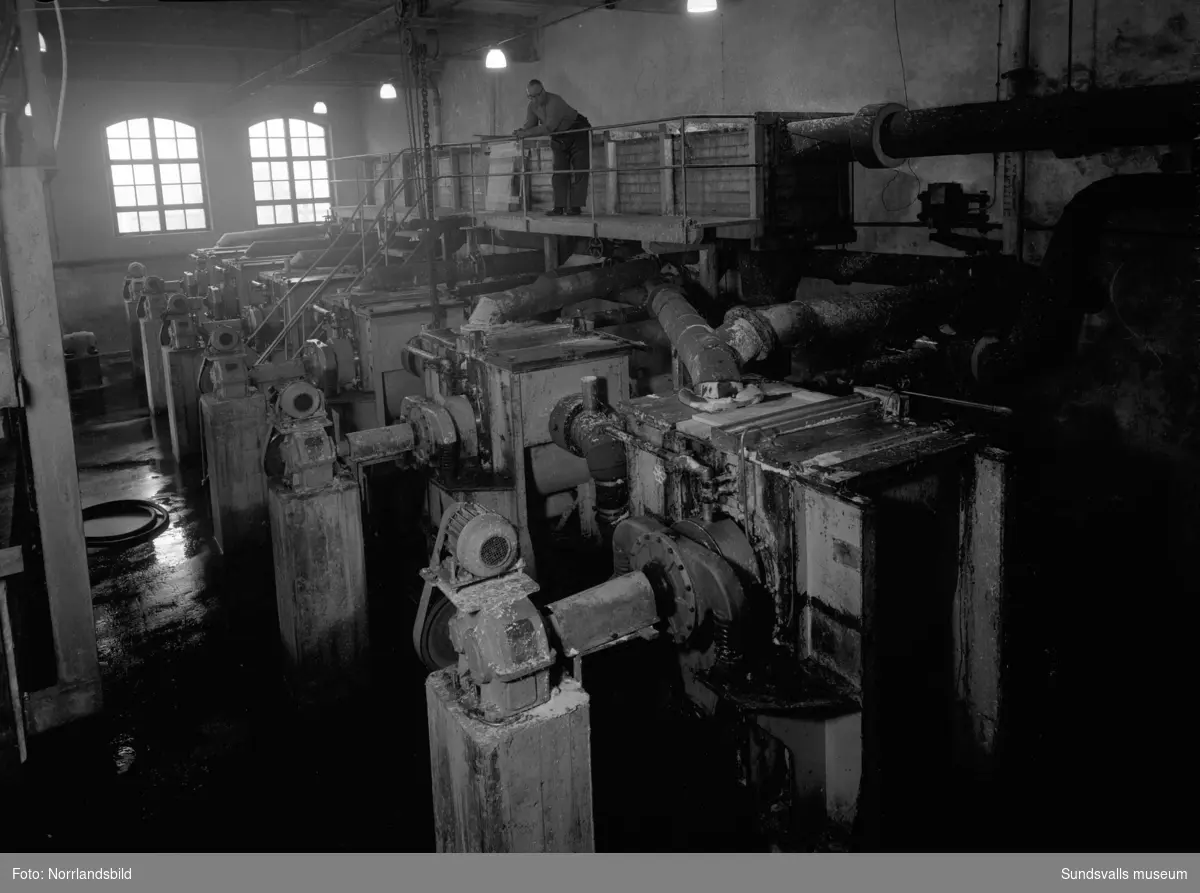 Maskiner i olika fabriker och verkstäder fotograferade åt Sundsvallsbolagen.