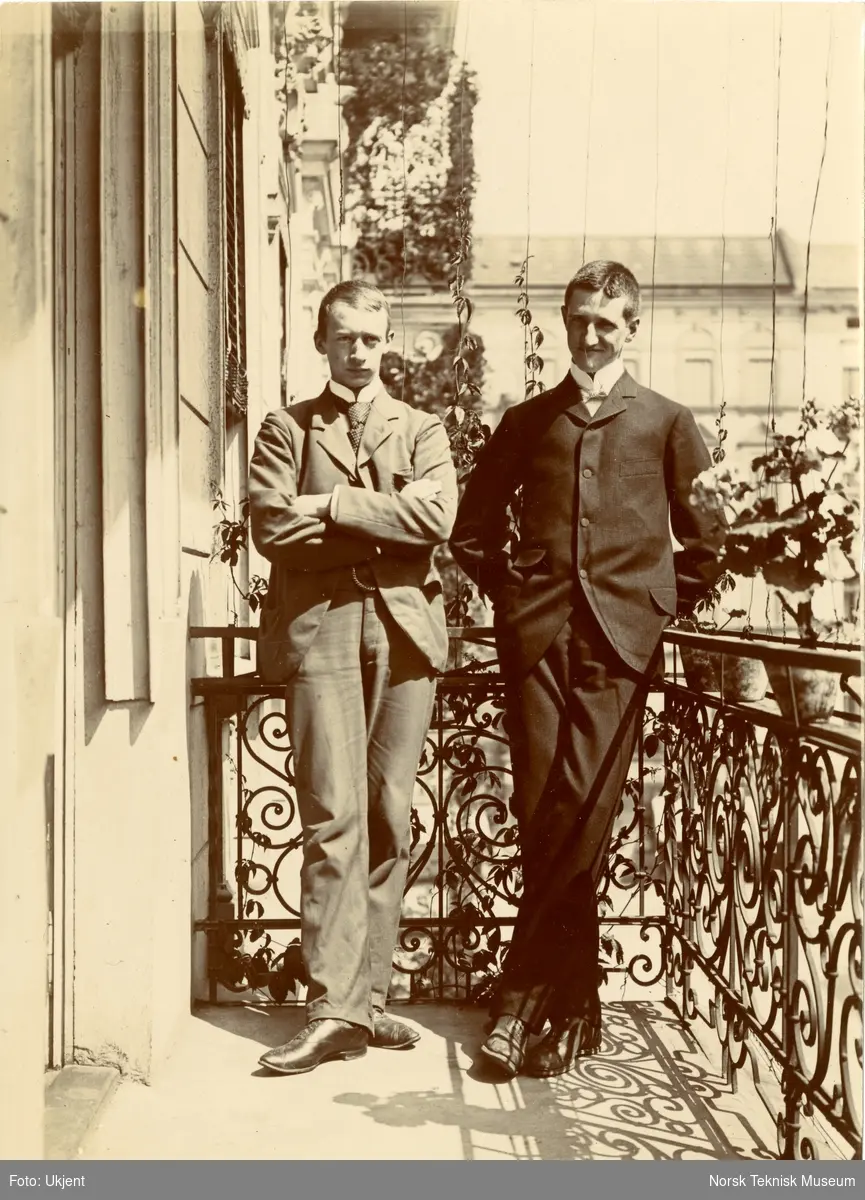 To unge menn på en veranda i byen, Per Stang til venstre