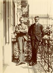 To unge menn på en veranda i byen, Per Stang til venstre