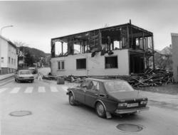 Ranvikkrysset. .Riving av Svinsethuset (revisor Svinset voks