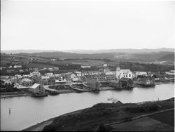 Utsikt over Levanger fra Nesset, med bryggerekka og kirka.