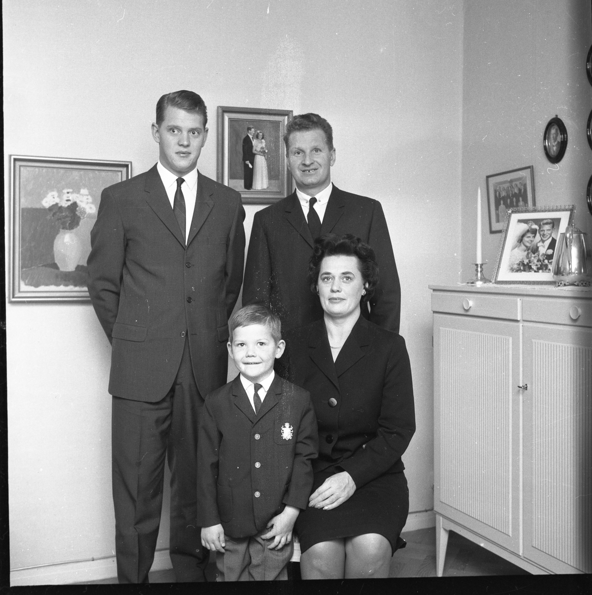 Familjen Karlsson. Stående Tonny och hans pappa Manfred bakom lillebror Mikael och mamma Maj-Gret.
