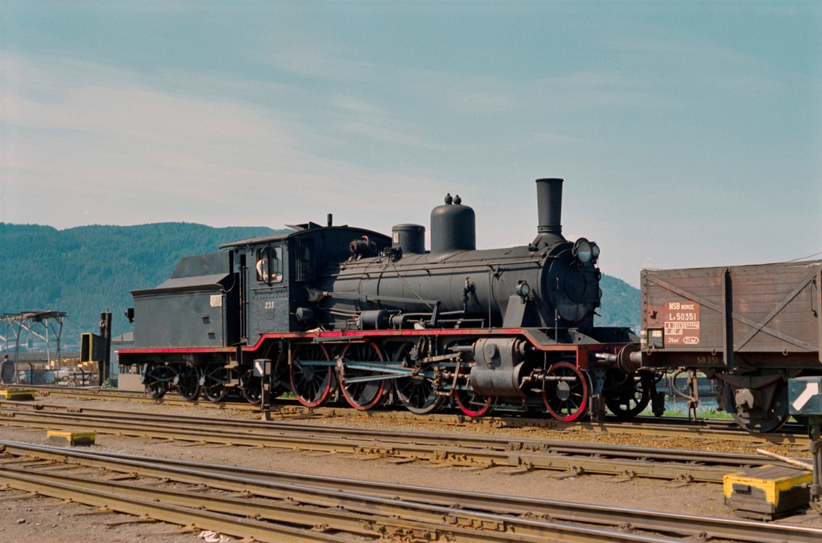Damplokomotiv type 18c nr. 233 i skiftetjeneste på driftsbanegården i Trondheim.