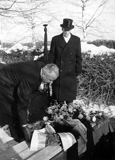 Sekreterare i Niittahon Jussin Seura Helsingfors Urho Juha nedlägger president Urho Kekkonen krans vid Nittaho-Jussis grav på Nyskoga kyrkogård 27/2 1965.