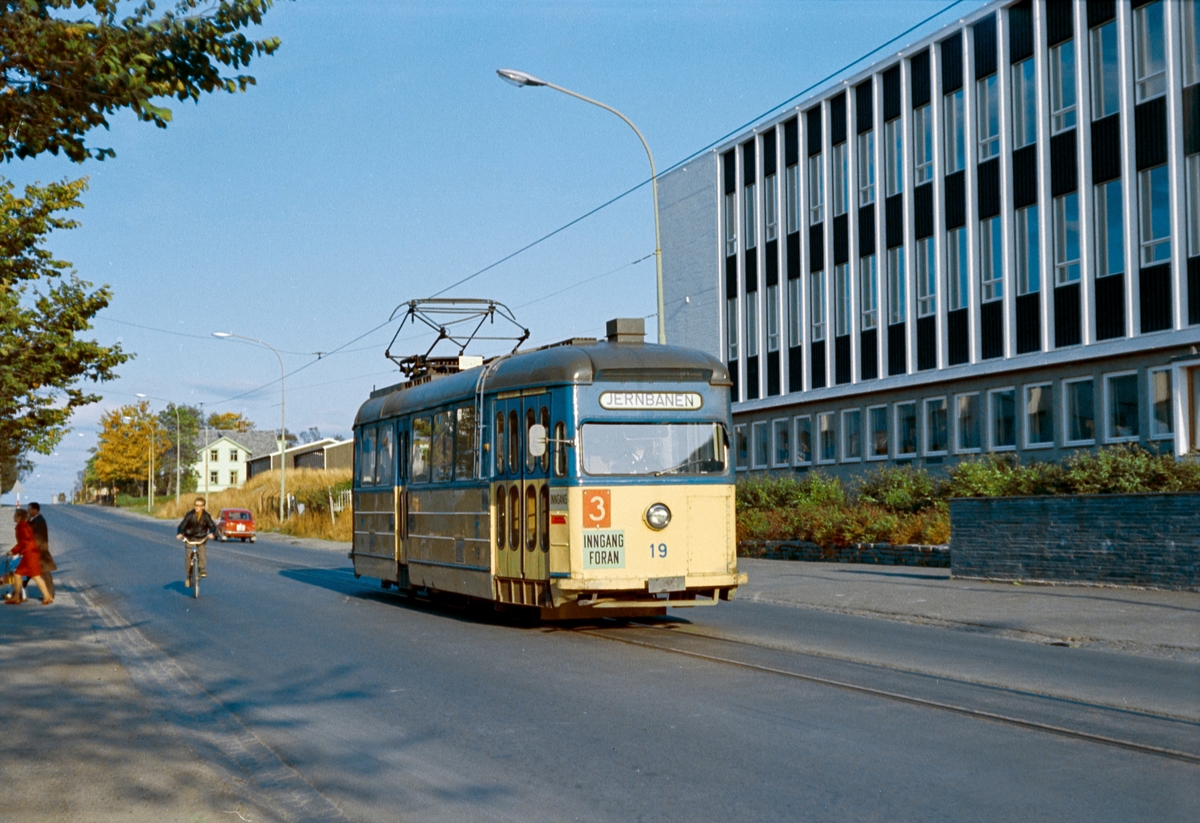 Trikk på linje 3 til Jernbanestasjonen, her ved Rosenborg skole i Trondheim. Trondheim Sporvei vogn 19.