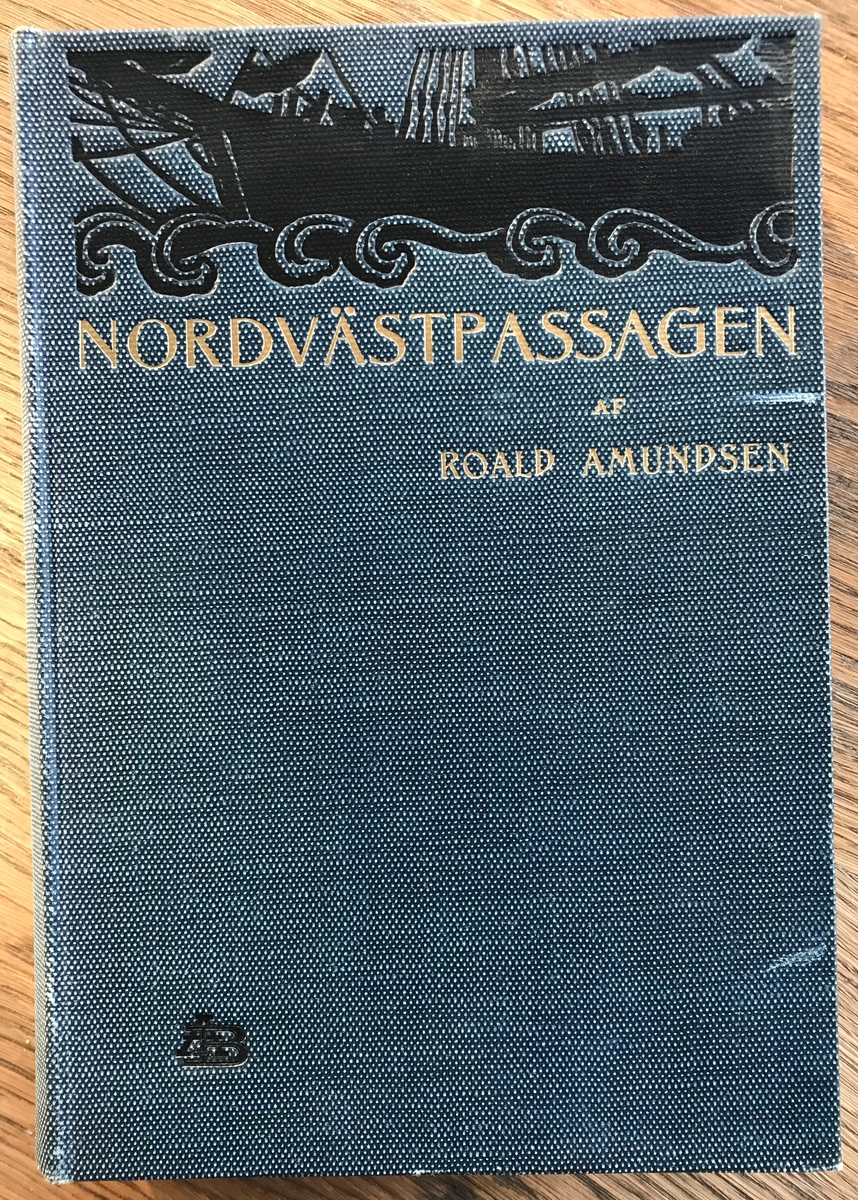 Bok. Amundsen, R: Nordvästpassagen. Stockholm 1908. Blått bind med sort dekor og gullskrift.