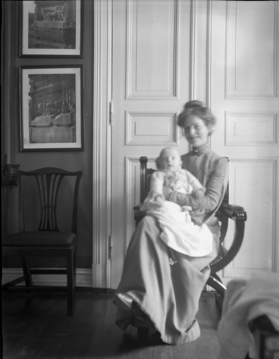 Rikard Berges fotoarkiv. Landskapsbilder og portretter Bilde nr. 10.

Fotografier tatt av Rikard Berge. 642 nummer. Samlingen består av negativer bladfilm. Motivene er ført inn i egen protokoll av Berge. Protokollen har tittel "Bilæt-emne"