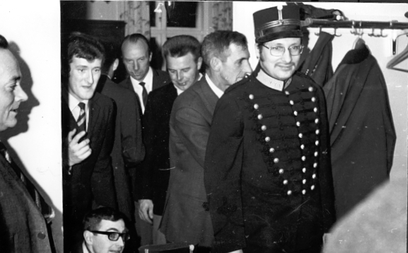 Underofficerare vid festligt tillfälle på mässen, 1960-tal. Sittande: Lars Carlsson. Från höger: Kurt Arnholm, Lars Byström, Bengt Bjurhall, Tord Johansson, Olle Edh.