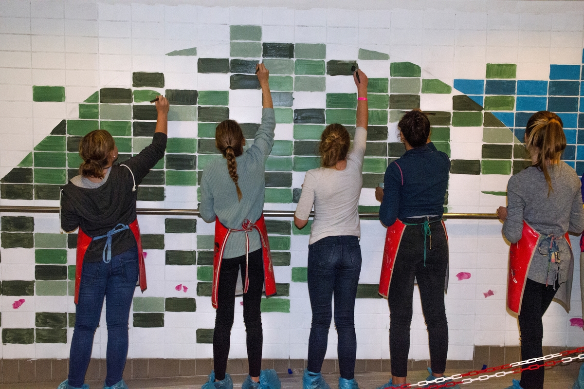 Moi og Salamah skapte et temporært kunstprosjekt sammen med elever i en valgfagsklasse på Ski ungdomsskole. Gjennom de neste ukene skal de se på fargene i byen og landskapet. Kunstnerne ønsket å invitere en gruppe elever til å undersøke Ski gjennom farger. Målet er at de vil se sin hjemby med nye øyne og at vi sammen kan skape nye fortellinger om Ski. Moi inviterte også kunstnar og forfattar Geir Yttervik til å undervise elevane i Josef Albers’ fargelære.