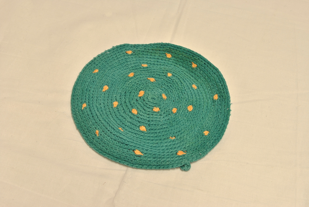 Sirkulær gryteklut med hempe. Prikker på forsiden.