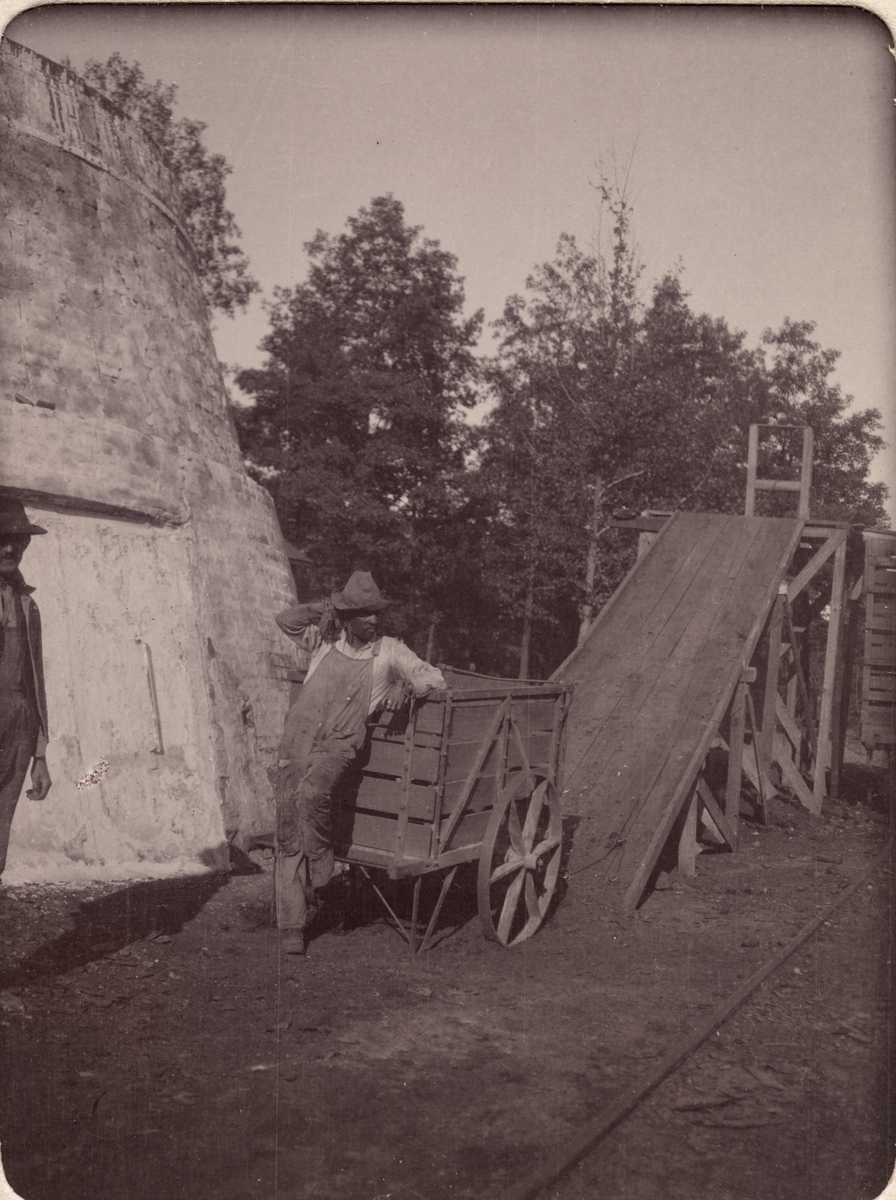 Fyllande af (av) bikup-kolugn (Alabama). Ur album Fotografier från amerikanska Träkolshyttor 1905/1906.