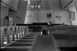 Kirkerommet i Hetta kirke med altertavlen sentralt i bildet.