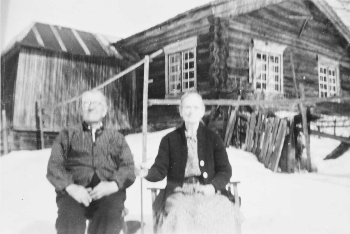 Eldre ektepar foran lite bolighus. 
Anna og Martin Redtrøen, de siste brukere på Bråten Nordre, ca 1960