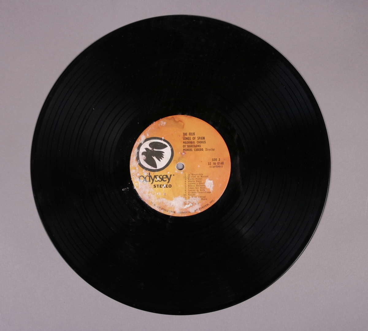 Grammofonplate i svart vinyl. Plata ligger i en uoriginal papirlomme med plastfôr stemplet "Angel Records".