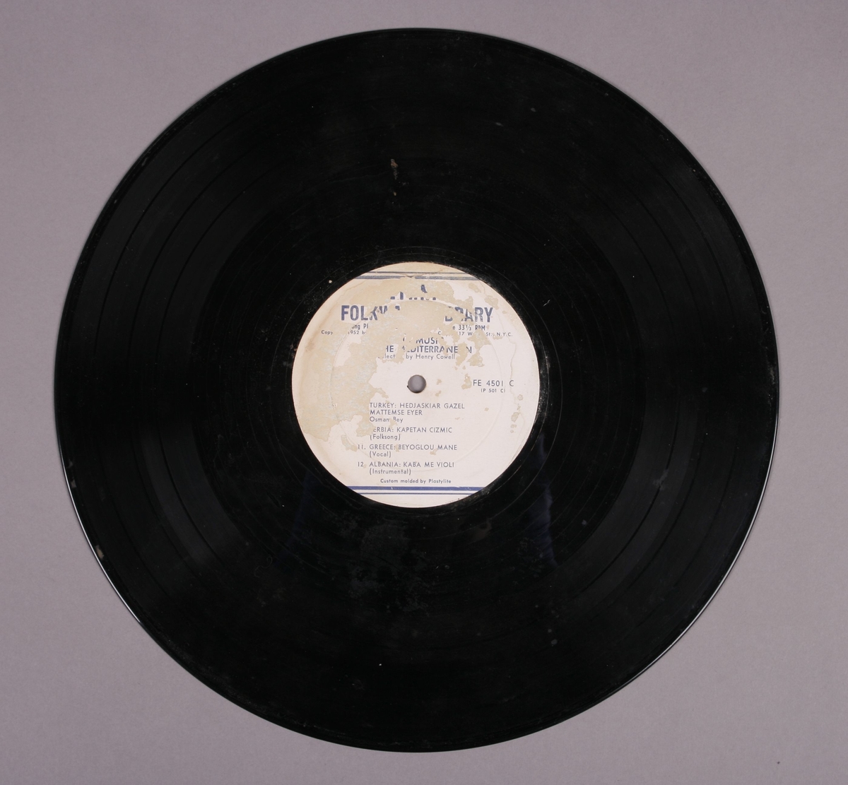 Grammofonplate i svart vinyl. Plata ligger i en papirlomme med plastfôr. Ligger ved også to hefter med beskrivelse av musikken (se bilde).