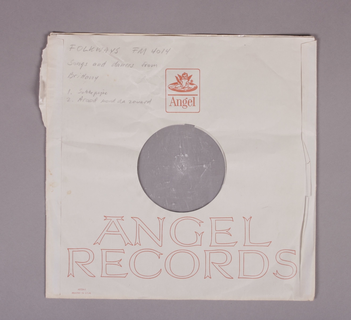 Grammofonplate i svart vinyl. Plata ligger i en uoriginal papirlomme med plastfôr, stemplet "Angel Records". Ligger også med et korrespondansebrev fra NRK til tidligere eier av platen (se bilde), samt et ustiftet hefte på 12 sider (se bilde).