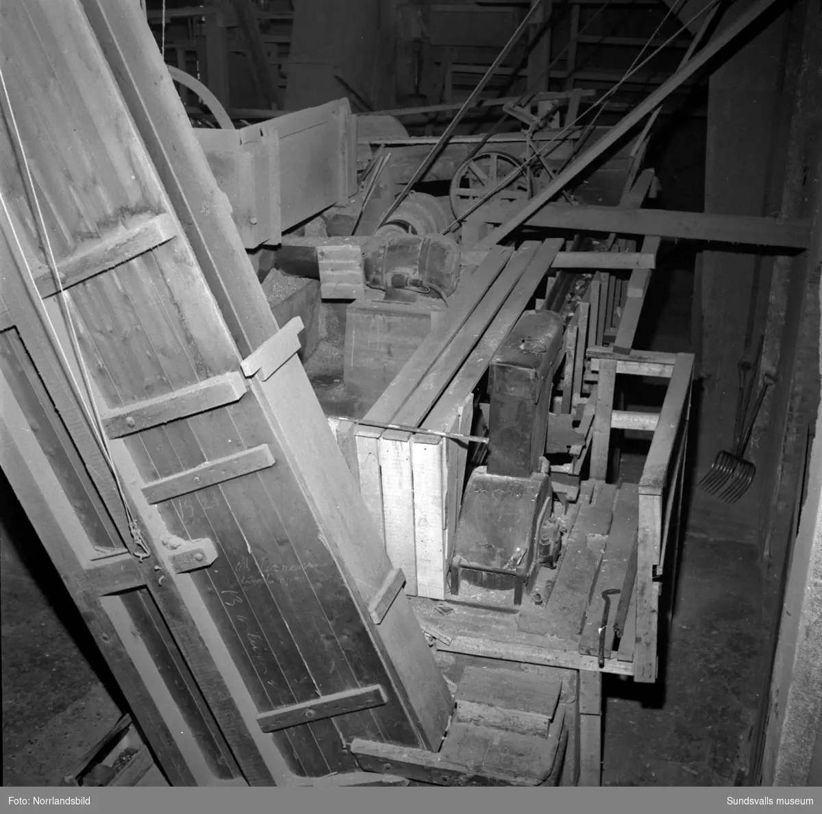 Interiörbilder från sulfatfabriken i Vivstavarv. En man kastar upp mössan i luften.