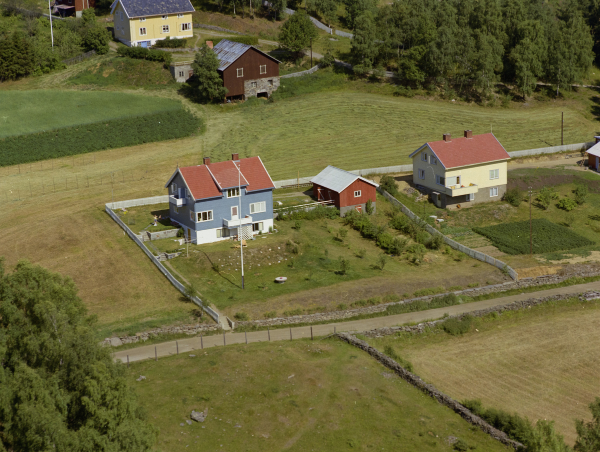 Sør-Fron, Hundorp. Et blått og et gult hus. Det blå er Bjørktun i Gamlevegen 68, Hundorp