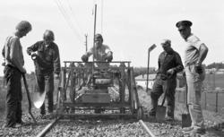 Sporjustering med manuell løftemaskin utenfor Spydeberg stas