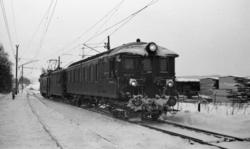 Elektrisk motorvogntog kjører inn på Rakkestad stasjon, styr