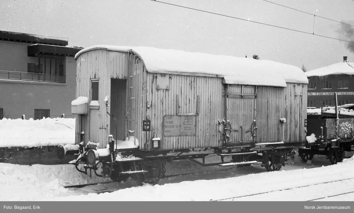 Kjøle- og varmevogn litra Imos nr. 813 1019 på Mysen stasjon