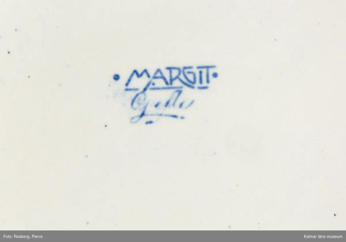 KLM 45110:16:1 Handkanna av porslin. Toalettporslin. Serien heter Margit, tillverkad av Gefle porslinsfabrik. Handkannan ingår i en serie toalettporslin, KLM 45110:16:1-4.