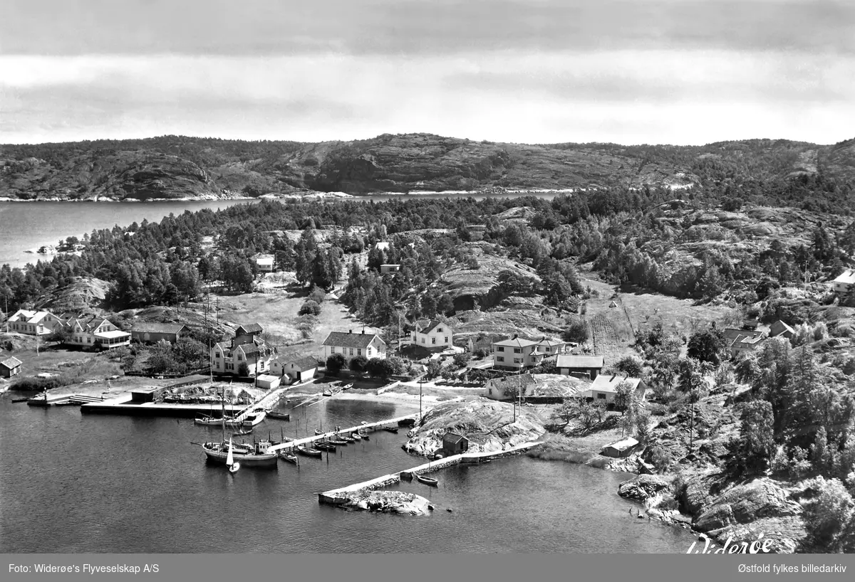 Gravningsund Sommerpensjonat.
Gravningssund, på Hvaler,  flyfoto august 1957.