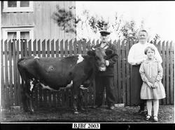 Familiebilde med Gerhard og Berntine Oksvold, Bjugn