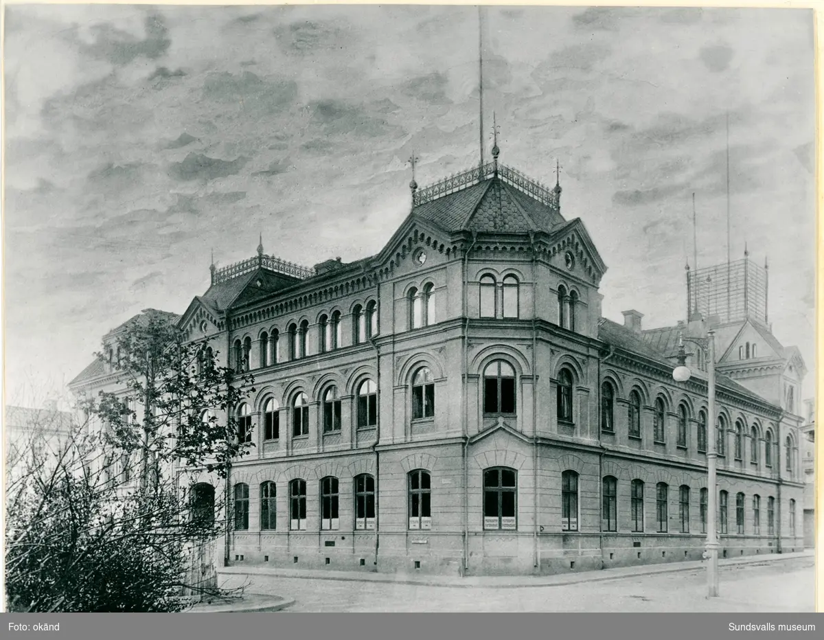 Gamla Telegraf- och posthuset i korsningen Kyrkogatan-Bankgatan taget från Vängåvan. Byggnaden uppfördes 1893 och revs i slutet av 1950-talet.