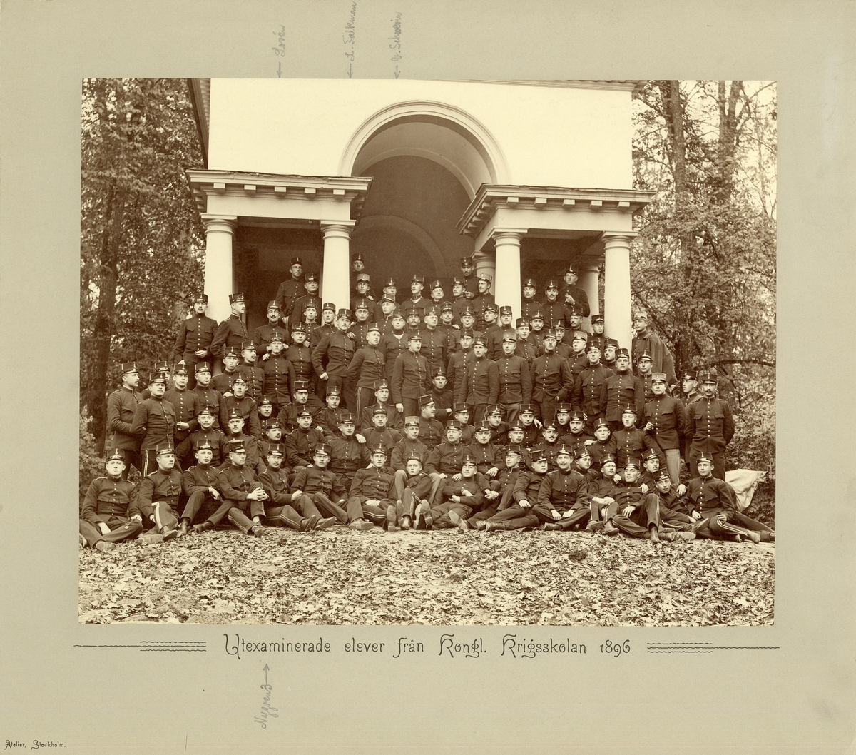 Grupporträtt av utexaminerade elever från krigsskolan 1896.