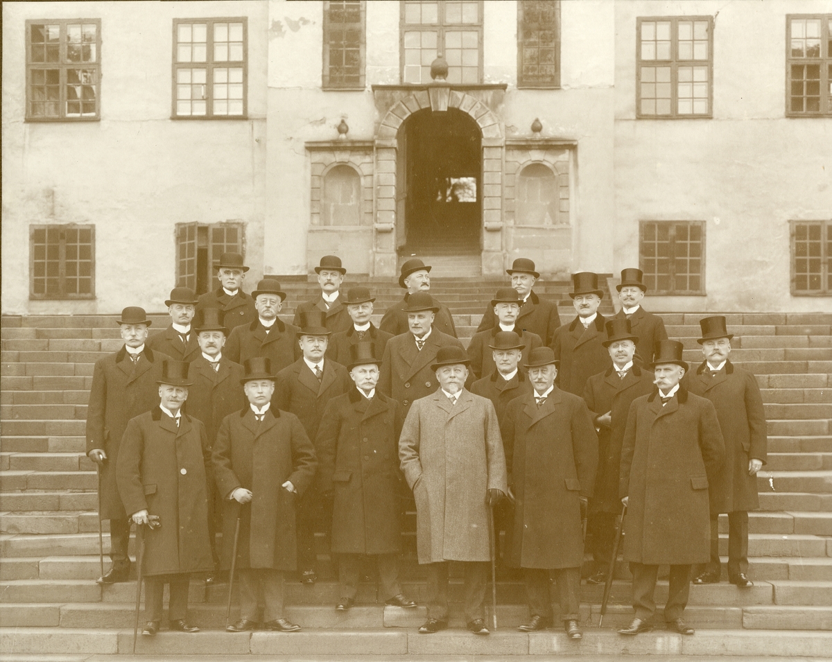 Grupporträtt av äldre deltagarna i firandet av 40-åriga officersjubileum på Karlberg den 11 november  1916.
För namn, se bild nr. 3.