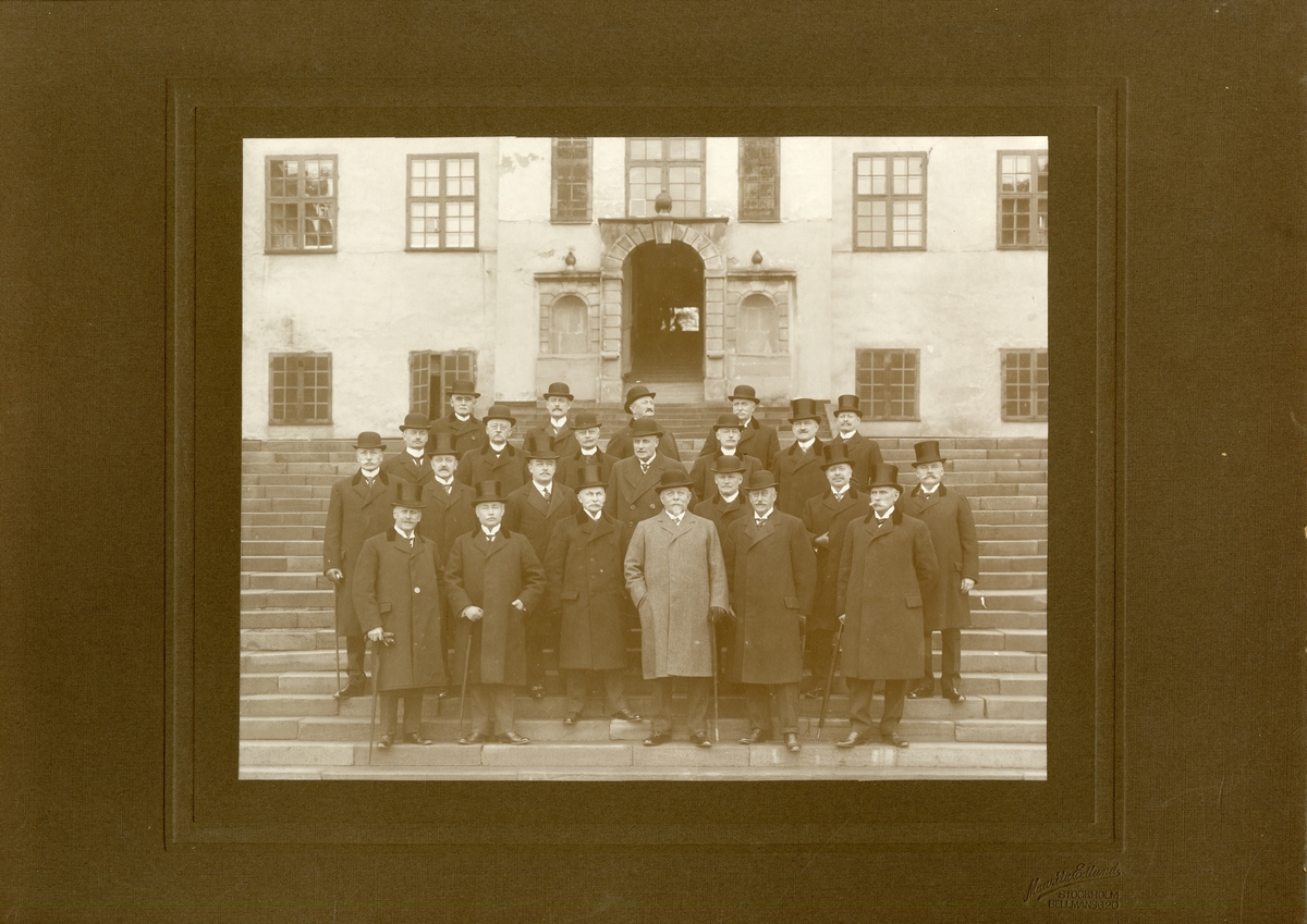 Grupporträtt av äldre deltagarna i firandet av 40-åriga officersjubileum på Karlberg den 11 november  1916.
För namn, se bild nr. 3.